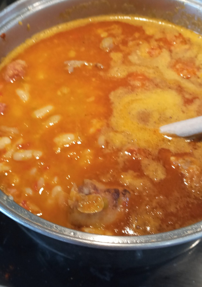 Una foto de Alubias blancas con patita de cordero asada
