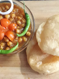 छोले भटूरे (Chole Bhature recipe in Hindi) रेसिपी मुख्य फोटो