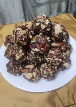 ड्रायफ्रुट लाडू (Dryfrut Ladoo Recipe In Marathi) रेसिपी चे मुख्य फोटो 