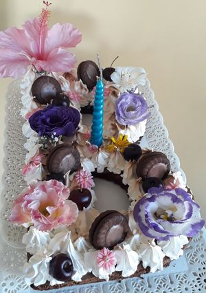 Una foto de Torta con forma de letra 🅱️ decorada brownie y merengue!