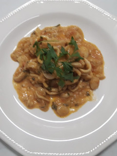 Una foto de Calamares con salsa de almendras