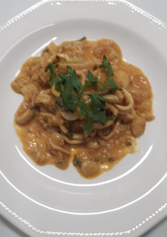 Una foto de Calamares con salsa de almendras