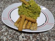 Una foto de salsas para untar de espinaca