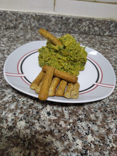 Una foto de Hummus de espinaca -vegano- 🥬🥬 :)