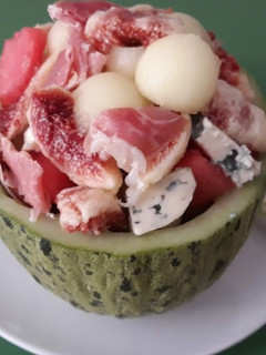 Una foto de Ensalada en melón con higos