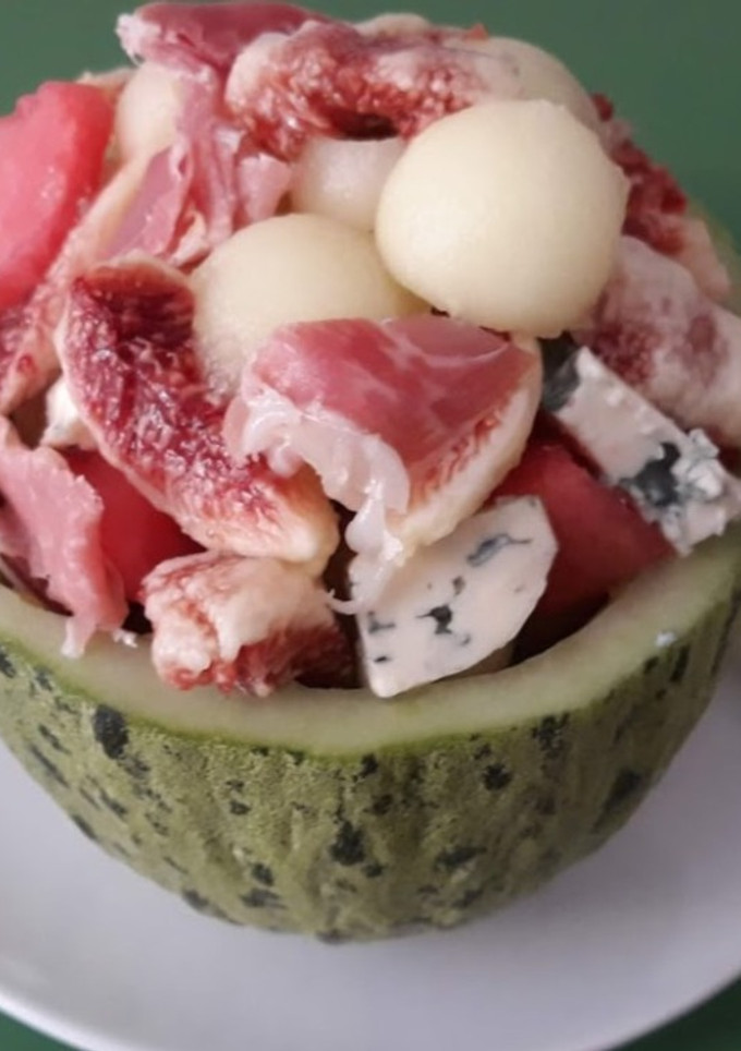 Una foto de Ensalada en melón con higos