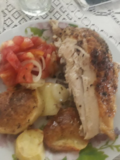 Una foto de Pollo al horno con papas y ensalada