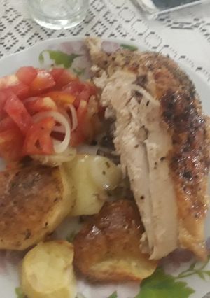 Una foto de Pollo al horno con papas y ensalada