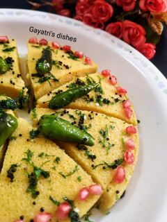 सूजी बेसन का ढोकला (Suji besan dhokla recipe in Hindi) रेसिपी मुख्य फोटो