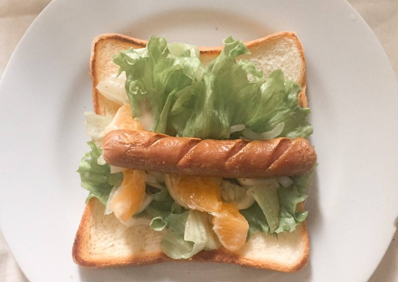 Sandwich Sosis dan Sesame Dressing Salad