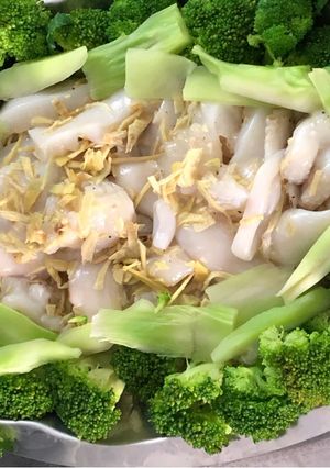 Hình của món Mực hấp gừng bông cải xanh.