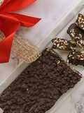 Turrón de chocolate negro con mijo hinchado y almendras