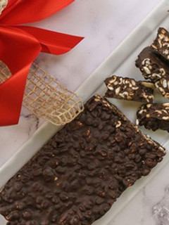 Una foto de Turrón de chocolate negro con mijo hinchado y almendras