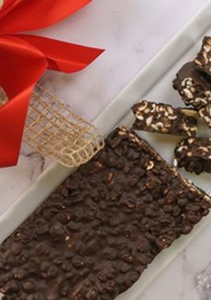 Una foto de Turrón de chocolate negro con mijo hinchado y almendras