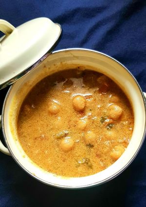A picture of Chana Kurma Hotel style.
