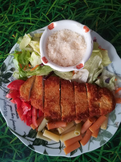 Una foto de Ensalada crujiente de pollo y queso