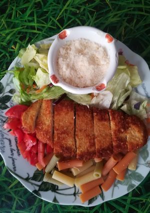 Una foto de Ensalada crujiente de pollo y queso