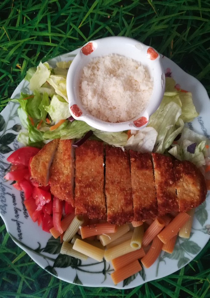 Una foto de Ensalada crujiente de pollo y queso