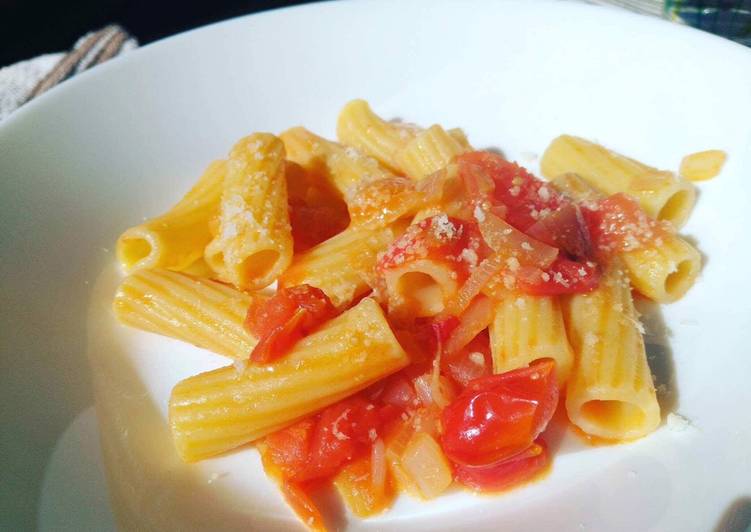 Pasta with shallots and tomatoes