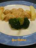 Albóndigas de soja en salsa de almendras y azafrán con yuca frita