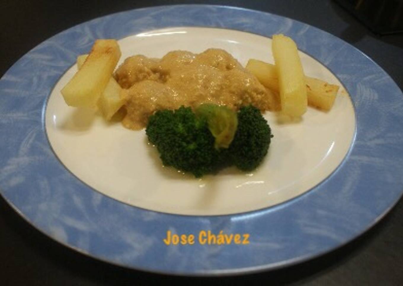 Albóndigas de soja en salsa de almendras y azafrán con yuca frita