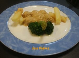 Una foto de Albóndigas de soja en salsa de almendras y azafrán con yuca frita