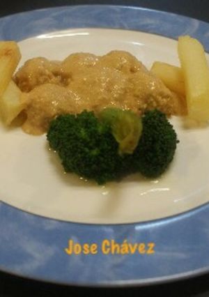Una foto de Albóndigas de soja en salsa de almendras y azafrán con yuca frita