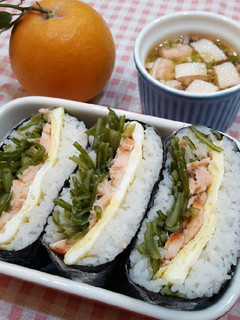 鮭魚免捏飯糰 的食譜成品照片