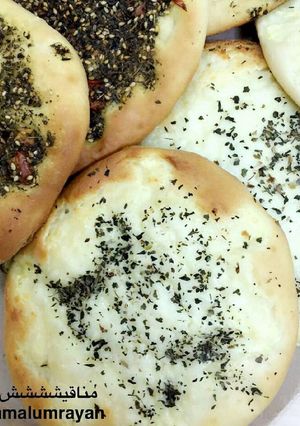 صورة لوصفة منقوشه بالجبنه والزعتر