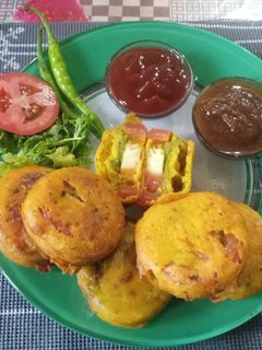 ટામેટાં ના પકોડા (Tomato Pakoda Recipe In Gujarati) રેસીપી મુખ્ય ફોટો