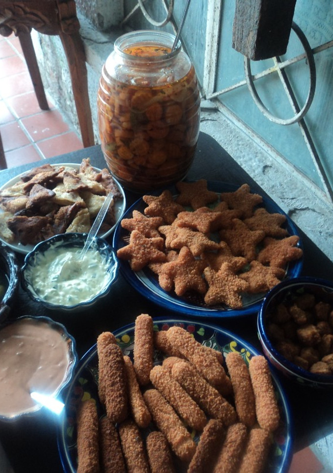 Una foto de Dip rojo picante y blanco de queso fresco con espacias para croquetas o frituras