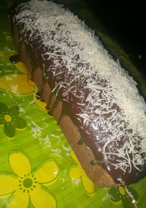 Una foto de Bizcocho de coco con dulce de leche 🥥
