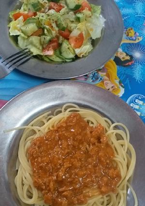 Hình của món Mì Ý sốt cá ngừ và salad dầu giấm.