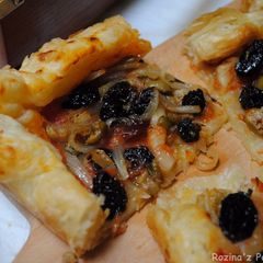 A picture of Puff pastry pizza with Raisins & bell pepper.