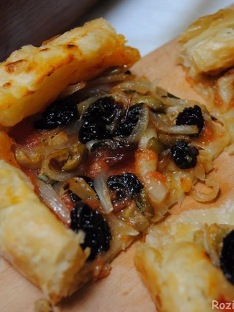 Easy Steps Make Recipes Puff pastry pizza with Raisins &amp; bell pepper the Can Spoil the Tongue Tasty.