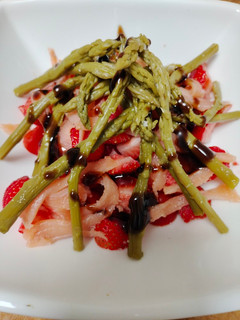 Una foto de Ensalada de espárragos verdes con salmón y fresas