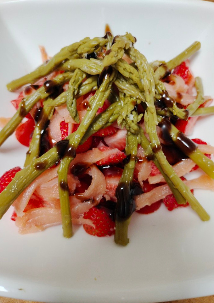 Una foto de Ensalada de espárragos verdes con salmón y fresas