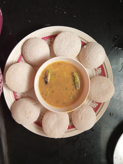બ્રાઉન રાઈસ ની ઇડલી અને સંભાર (Brown Rice Idli Recipe In Gujarati) રેસીપી મુખ્ય ફોટો
