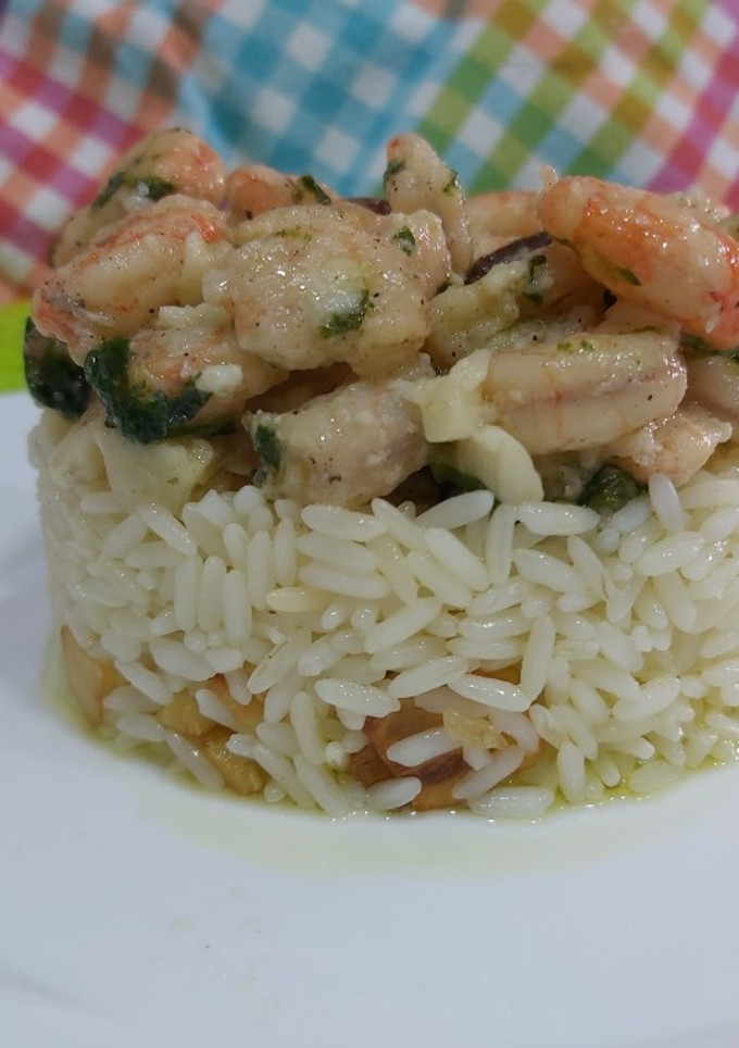 Una foto de Tartar de arroz con gambas al ajillo🦐