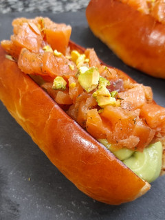 Una foto de Brioche de tartar de salmón marinado y aguacate