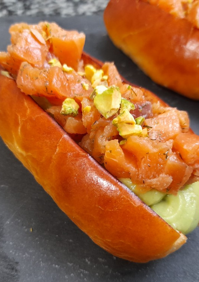 Una foto de Brioche de tartar de salmón marinado y aguacate