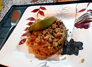 Una foto de Arroz frito con Pollo (Estilo chino)