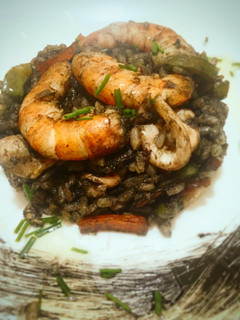 Una foto de Arroz negro salteado con calamar y Gambon