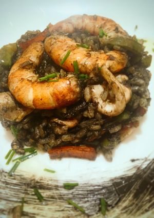 Una foto de Arroz negro salteado con calamar y Gambon