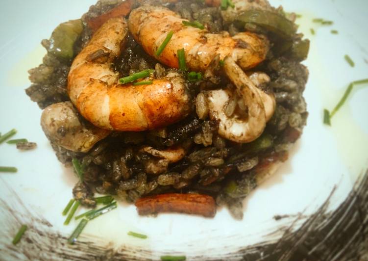 Arroz negro salteado con calamar y Gambon