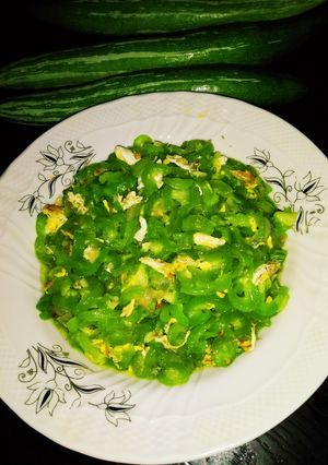 ডিম দিয়ে চিচিঙ্গা ভাজি(Dim diye chichijga bhaji recipe in Bengali) রেসিপির প্রধান ছবি