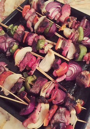 Una foto de Brochetas de carne y vegetales