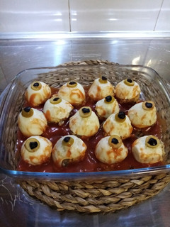 Una foto de Huevos rellenos de verdura, ensangrentados 🕸️☠️👻