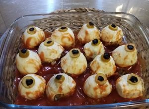 Una foto de Huevos rellenos de verdura, ensangrentados 🕸️☠️👻