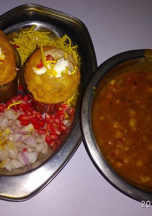 રગડા પૂરી (Ragda Puri Recipe In Gujarati) રેસીપી મુખ્ય ફોટો